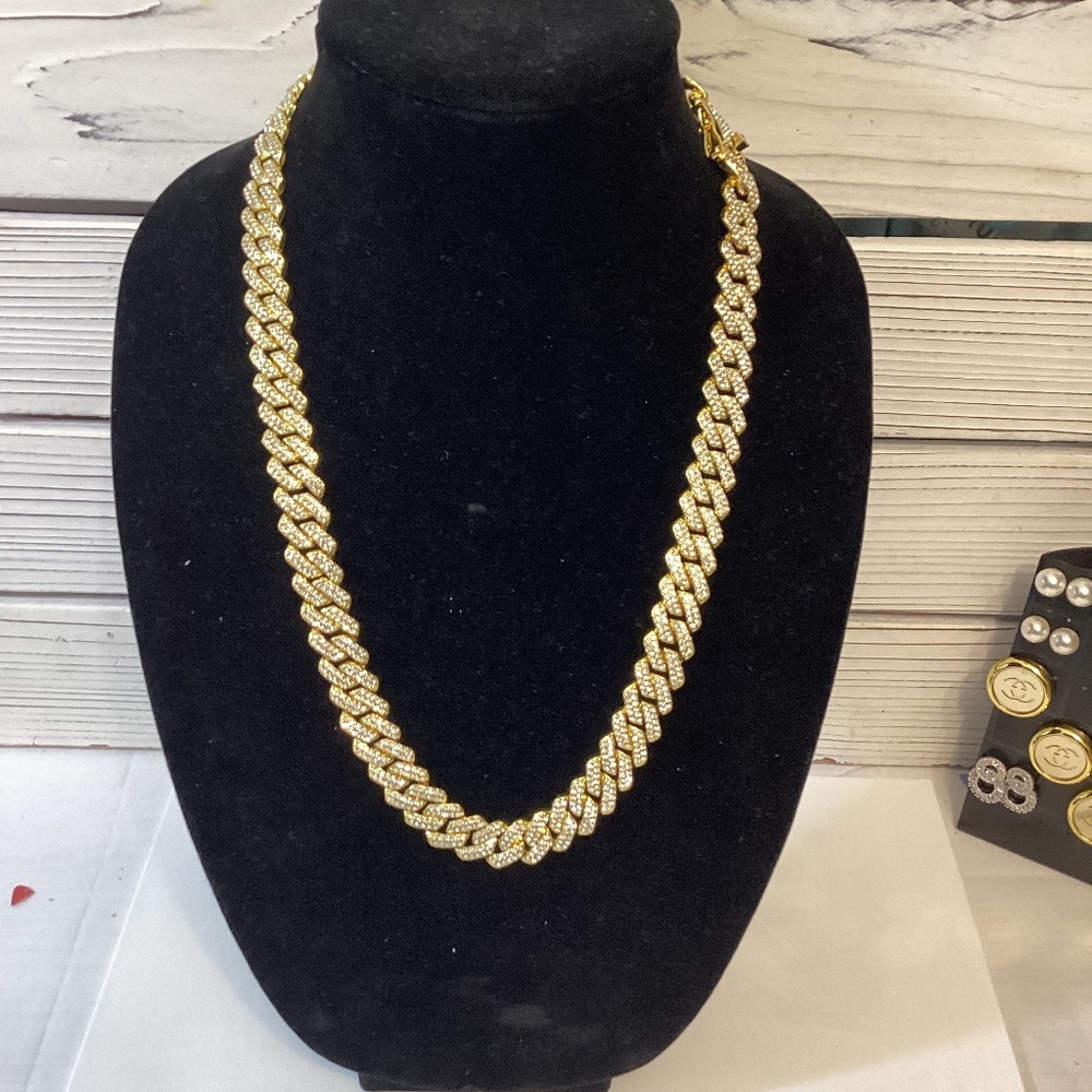Elegant Gold Disc Necklace